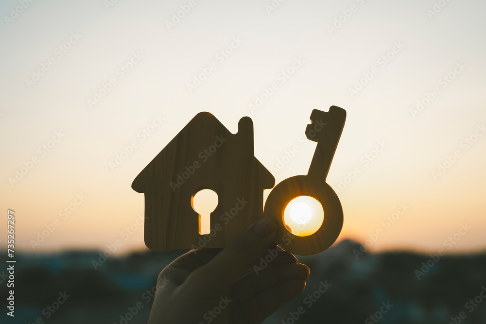 House model and hole key on wood table. Real estate agent offer house, property insurance and security, affordable housing concepts.	 - obrazy, fototapety, plakaty 