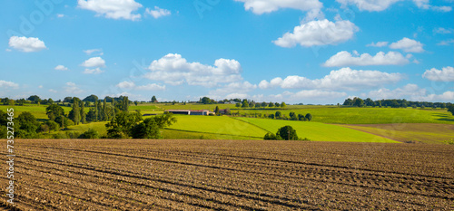 Paysage de campagne en France, vue sur les champs et les chemins à travers les prairies au printemps. photo