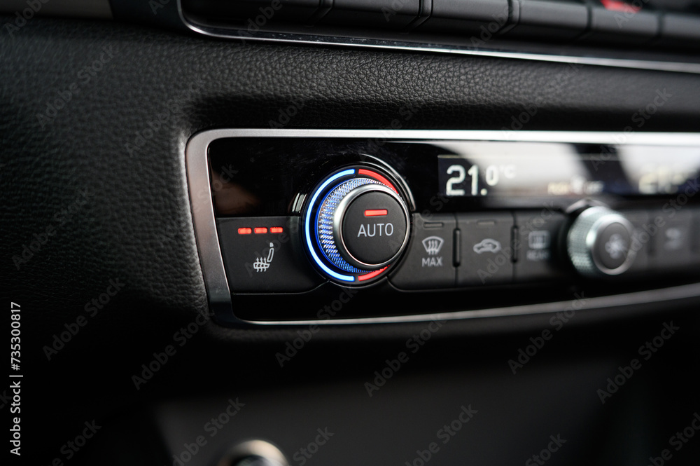 Auto climate control with heated seats Auto climate control with heated seats