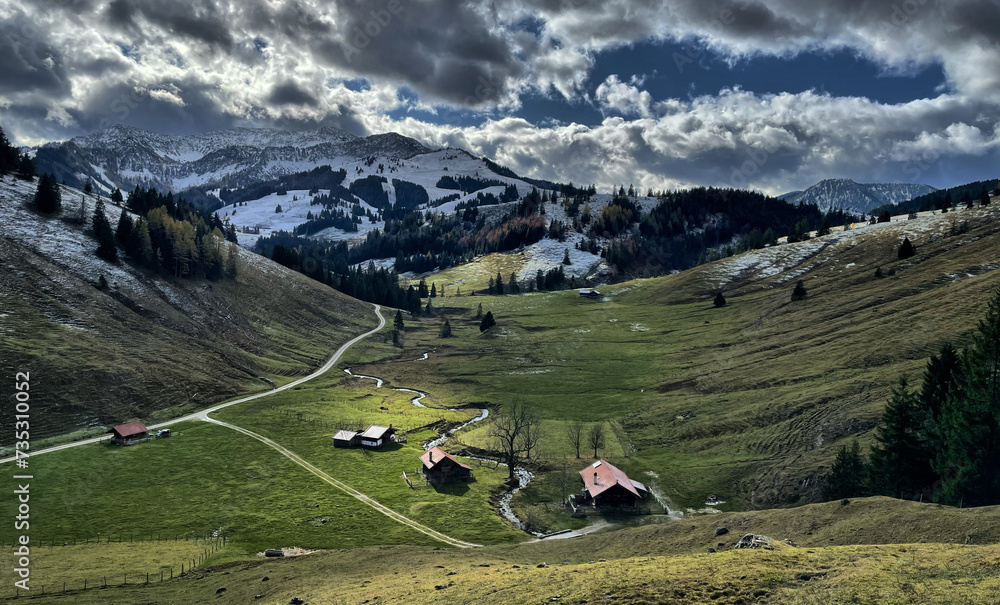 Blick ins Arzmoos mit Hütten und Arzbach, Alpen, Mangfallgebirge, Bayern, Deutschland