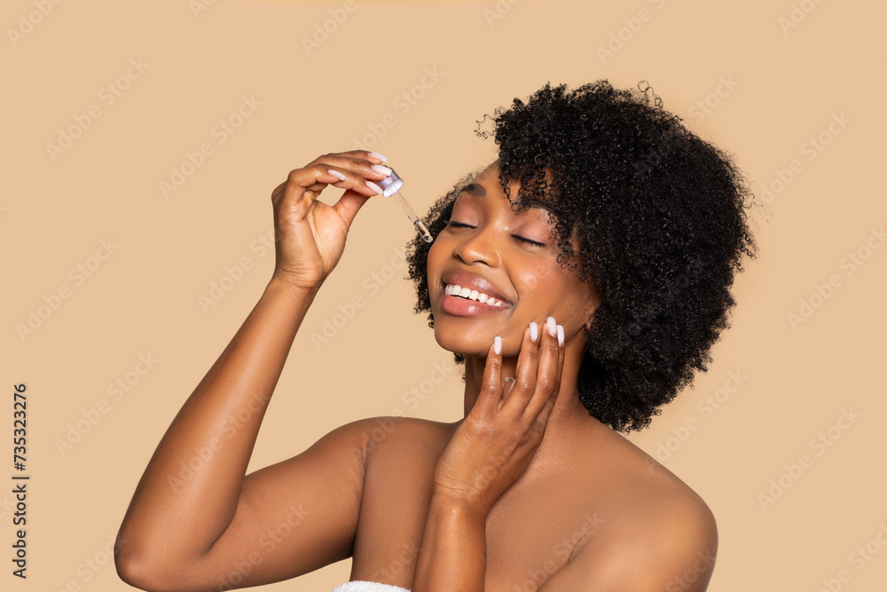 Εκτύπωση καμβά African american woman enjoying skincare ritual
