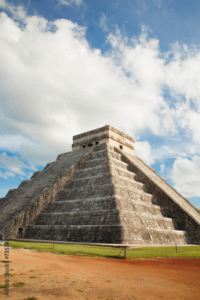 pirámide de Chichén Itzá, una de las nuevas siete maravillas del mundo moderno, ubicada en Yucatán México