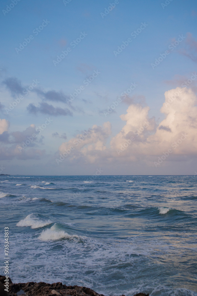 vista del oleaje del mar en el horizonte 