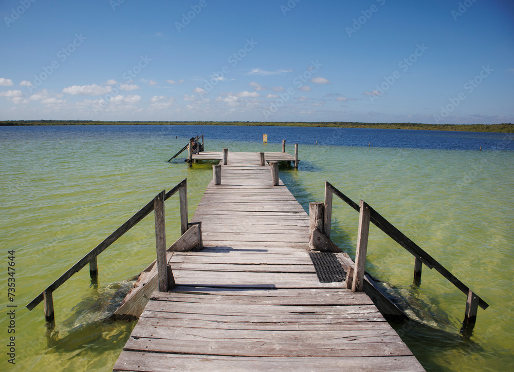 Fototapeta premium laguna color turquesa Kaan Luum, con cenote dentro de la laguna ubicada cerca de tulum.