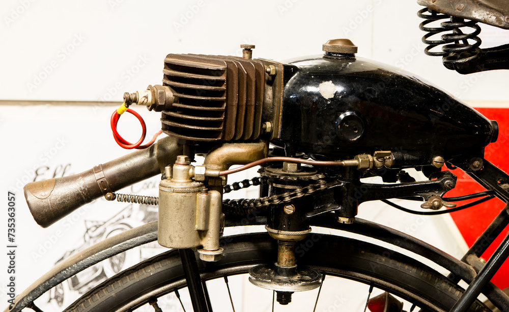 Fototapeta premium Benzinbetriebener Fahrradmotor