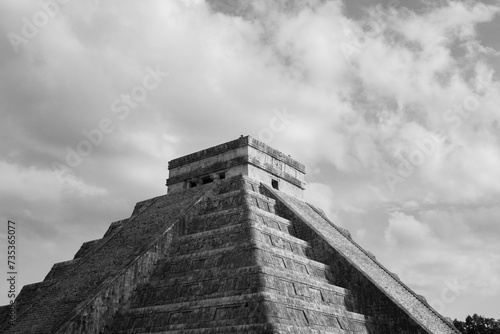 pirámide de Chichén Itzá, Templo de Kukulcán una de las nuevas siete maravillas del mundo moderno, ubicada en Yucatán México photo