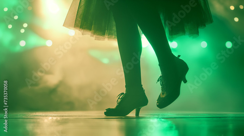 Pernas femininas de salto alto no fundo das luzes do palco.