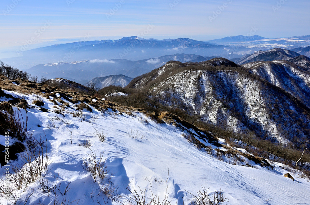 冬の丹沢山地　厳冬の塔ノ岳山頂より箱根山を望む
