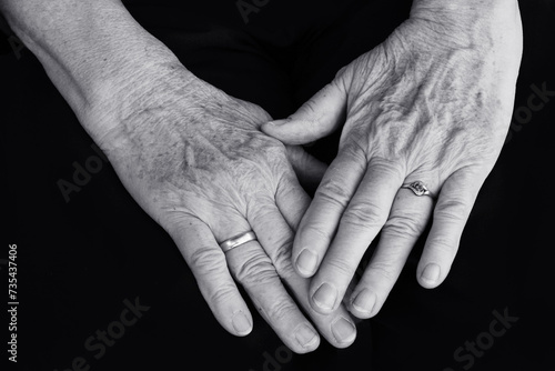 Die Hände einer alten Frau in schwarz-weiß photo