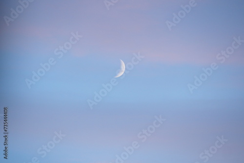 Młody księżyc wśród chmur wieczorem © vofchok