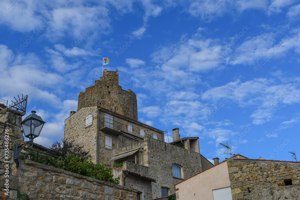 Le petit village touristique de Montpeyroux en Auvergne en France