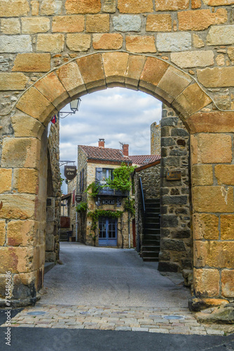 Le petit village touristique de Montpeyroux en Auvergne en France photo