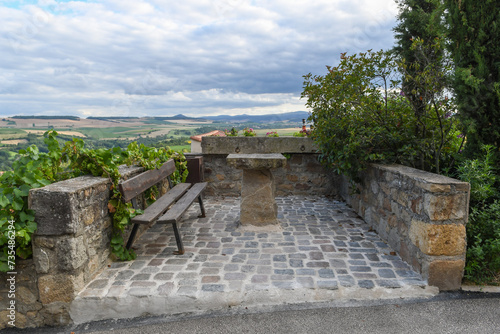 Le petit village touristique de Montpeyroux en Auvergne en France photo