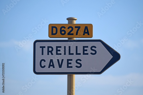 Panneau de signalisation : Treilles, Caves, Aude, Languedoc, Occitanie, France. photo