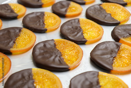 整列したチョコレートをかけたオレンジのスライス、ドライフルーツ