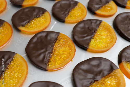 整列したチョコレートをかけたオレンジのスライス