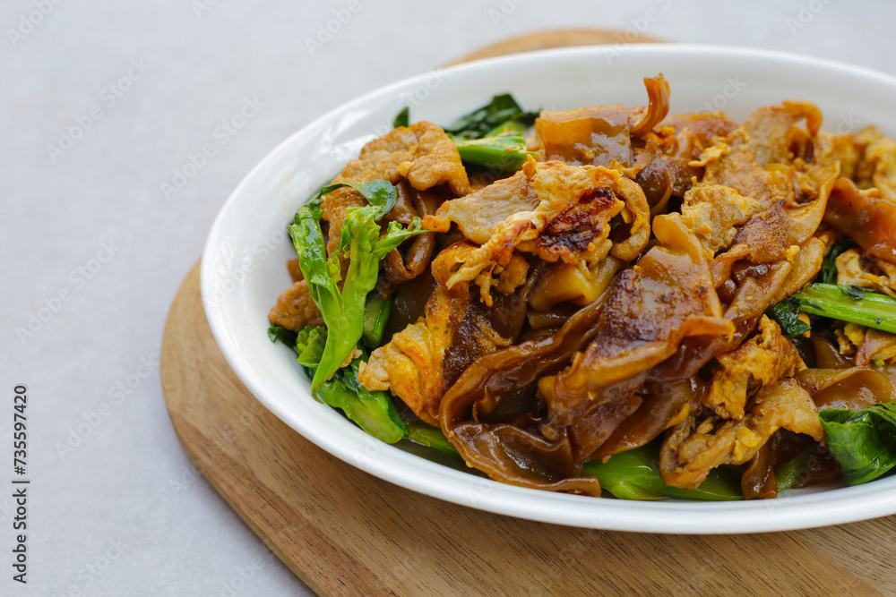 Stir-fried rice noodles with soy sauce and pork