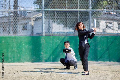 スーツで野球する男女