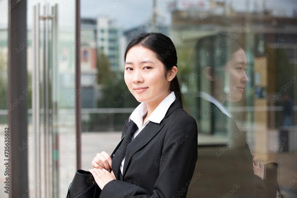 こちらを見ているスーツ姿の女性