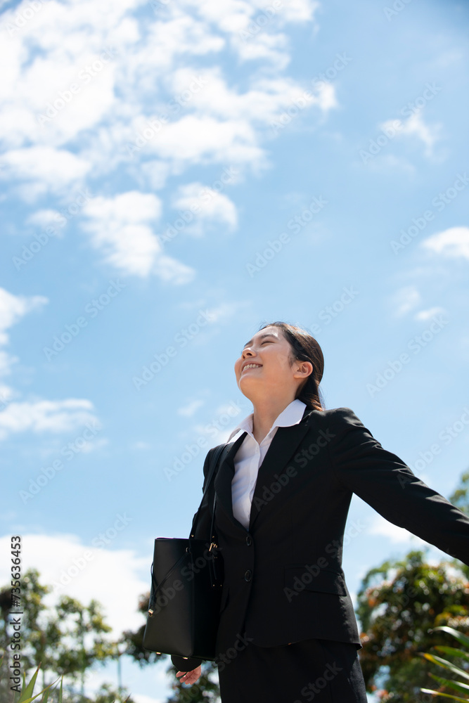 深呼吸をしているスーツ姿の女性