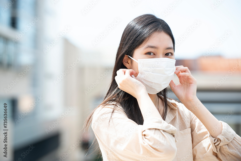 マスクをつけている女性 マスクをつけている女性