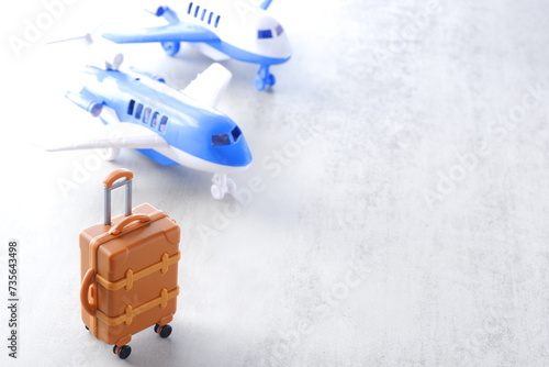 飛行機とスーツケース（キャリーケース）で、旅行のイメージ 