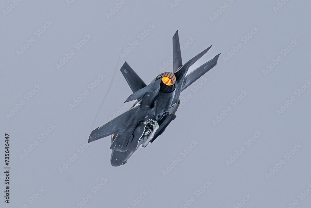 Φωτογραφία F-35 fighter aircraft, missile doors open, with afterburner