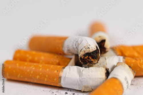 Abgebrannte Zigaretten in einer Nahaufnahme