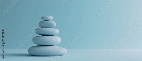 Aufeinander gestapelte Steine vor blauem Hintergrund, Symbol für Balance und Meditation  photo