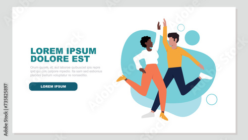 Ein Mann und eine Frau springen auf, um ihren Erfolg zu feiern. Dabei geben sie sich die Hand.