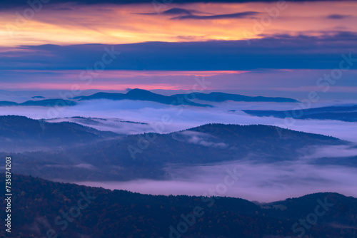 Fototapeta Naklejka Na Ścianę i Meble -  Wschód słońca na Jaworzynie Krynickiej jesienią. Piękne krajobrazy.