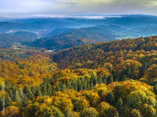 Fototapeta Naklejka Na Ścianę i Meble -  Lot nad Jaworzyną Krynicką jesienią. Piękne krajobrazy.