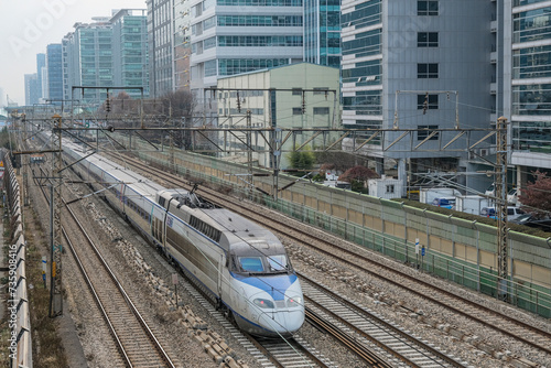 ソウル市内の複々線を走る高速列車 photo