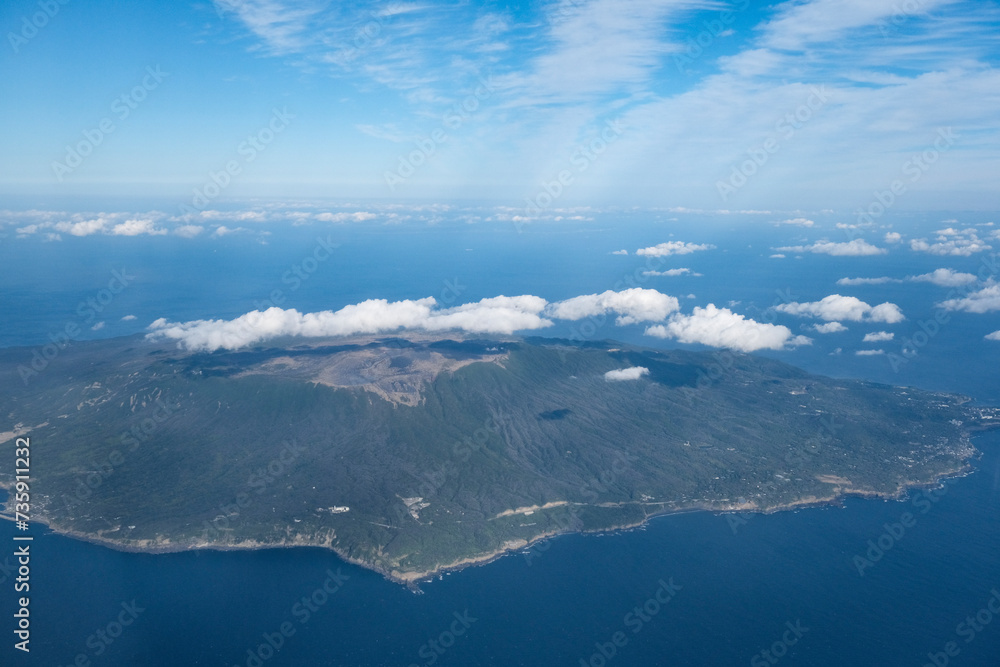 伊豆大島を上空から眺める