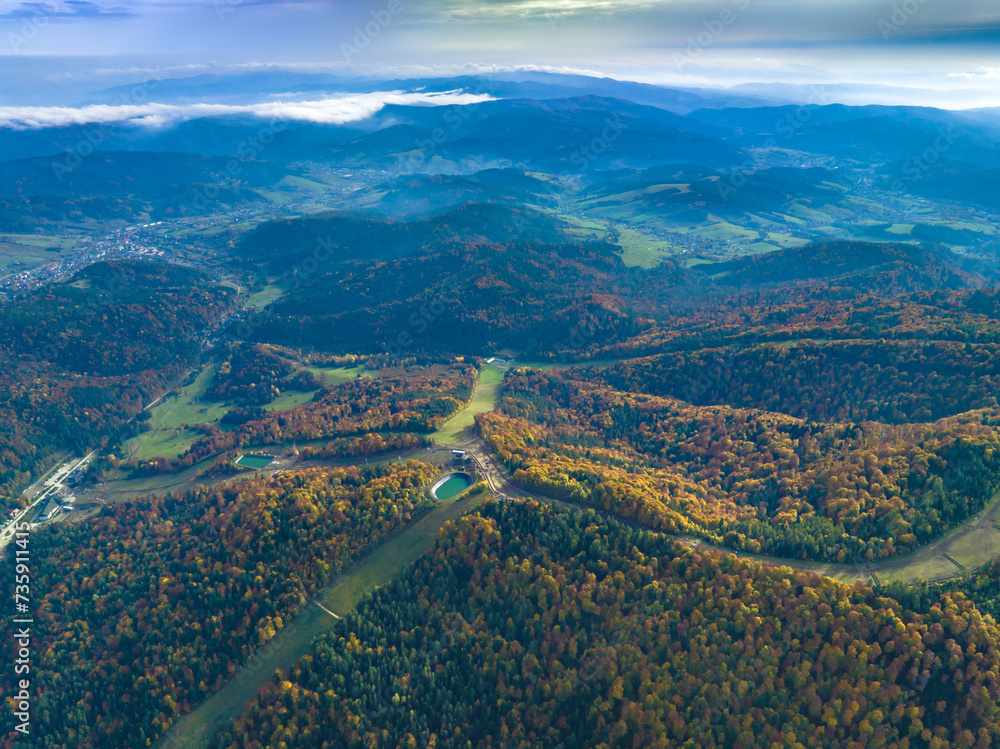 Lot nad Jaworzyną Krynicką jesienią. Piękny krajobraz. Lot nad Jaworzyną Krynicką jesienią. Piękny krajobraz.