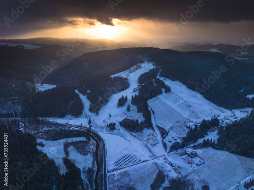  Lot nad stacją narciarską Tylicz-Ski w Tyliczu zimą. Zimowy krajobraz.