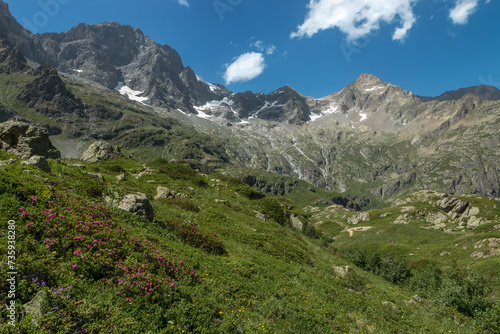 Paysage du Valgaudemar en été , sur le sentier du Lac du Lauzon ,vue sur Les Rouies , Hautes -Alpes , France