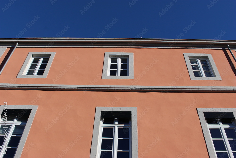 Façade d'une maison dans la ville de Sète et ciel bleu