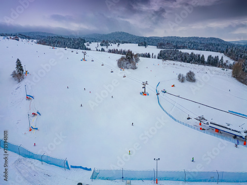 Stacja narciarska Master-Ski zimą. Zimowa sceneria.