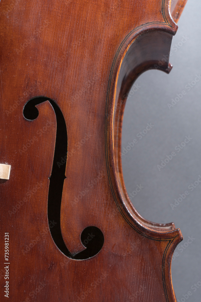 Gebrauchtes , verstaubtes Cello, Detail: Klangloch Gebrauchtes , verstaubtes Cello, Detail: Klangloch