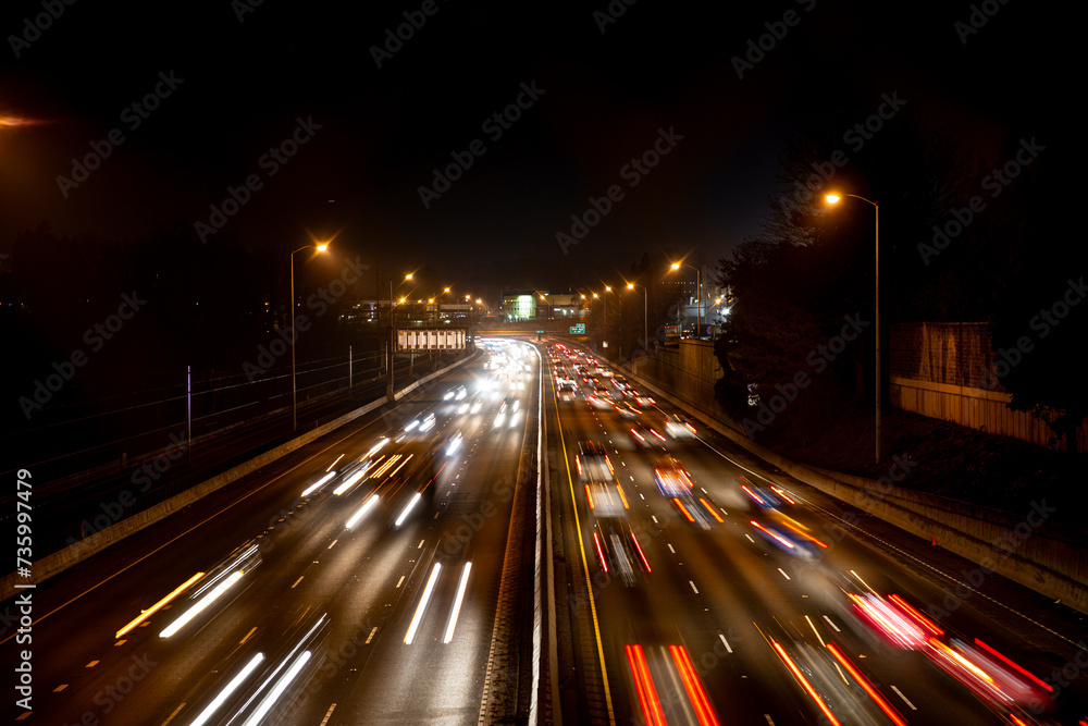 Obraz premium 夜の道路を走行する車