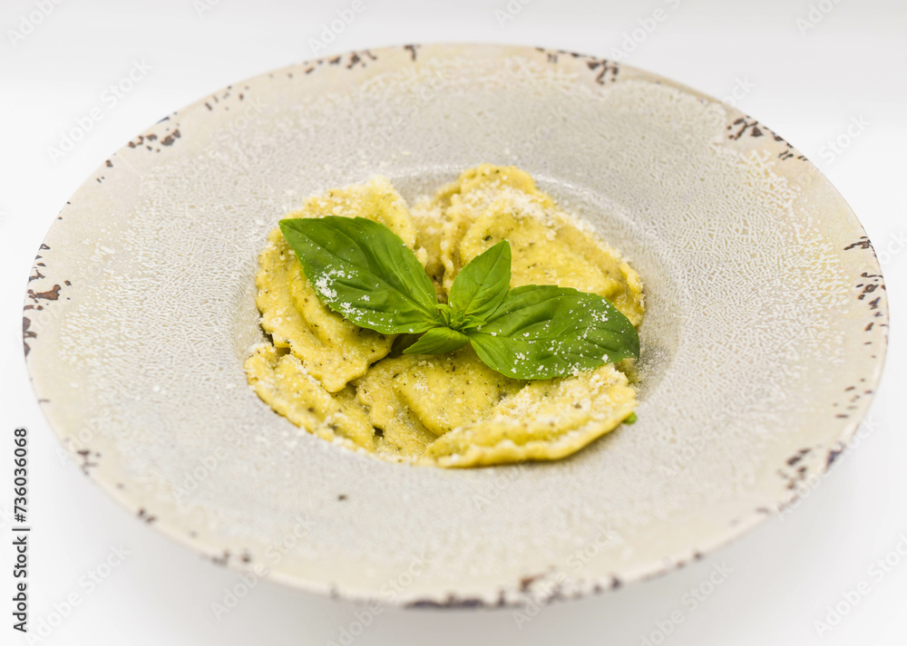 Plato de pasta fresca y casera estilo italiano Plato de pasta fresca y casera estilo italiano
