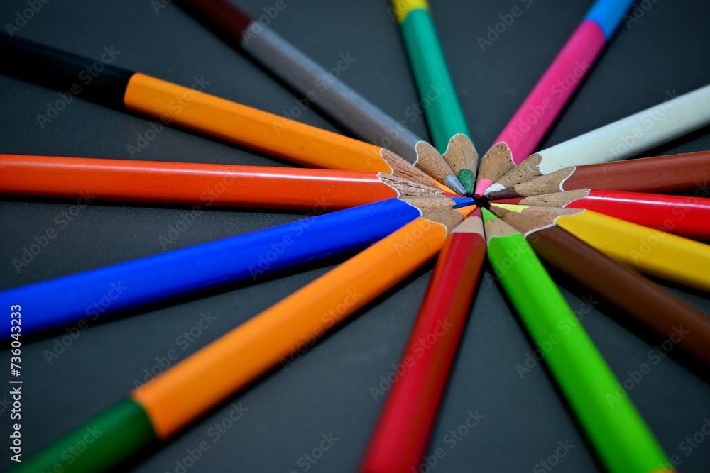 Arrange the color pencils in a circle