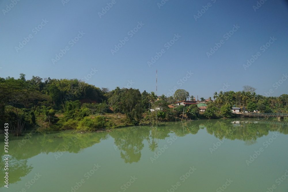 Obraz premium The lake reflects the beautiful mountains and villages.