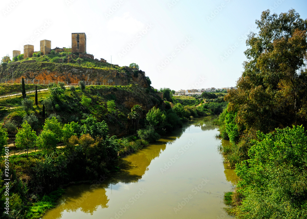 El castillo y el río Guadaíra a su paso por Alcalá de Guadaíra, provincia de Sevilla, Andalucía, España