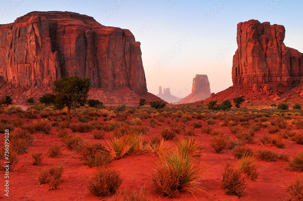 Φωτογραφία Twilight view of the North Window, between Elephant Butte and Cly Butte, towards East Mitten Butte and other spires and towers of Monument Valley Navajo Tribal Park, Arizona, Southwest USA