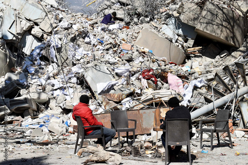 Foto People waiting for their relatives next to collapsed buildings after the earthquake