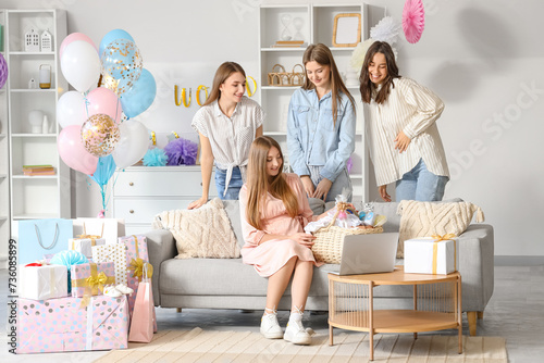 Young pregnant woman receiv...