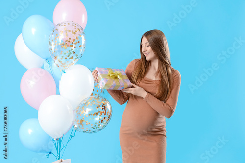 Young pregnant woman with b...