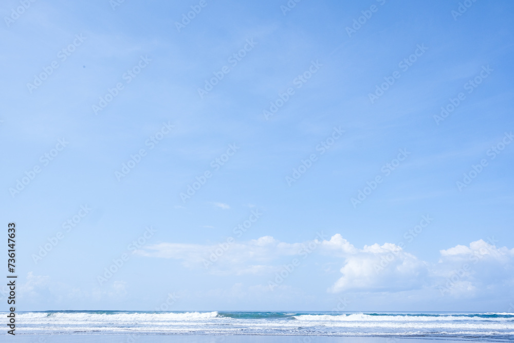 Fototapeta premium 青い空と青い海が暑い夏